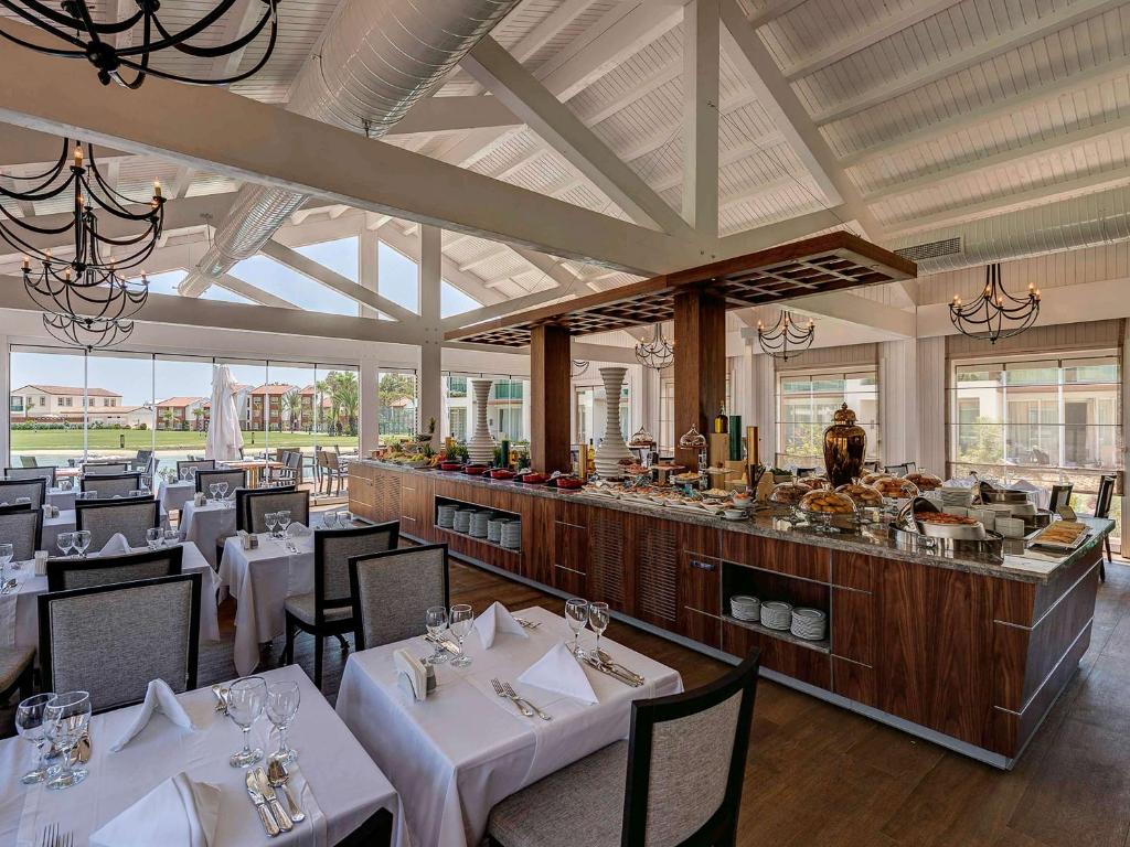 Rixos Premium Tekirova brokastu restorāns ar bagātīgu bufeti