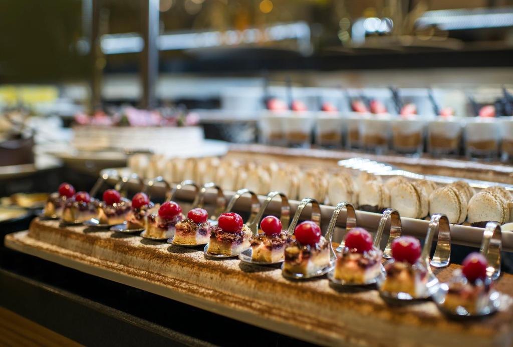 Deserti pie Aska Lara Resort & Spa ar ogām un krēmveida tekstūru.