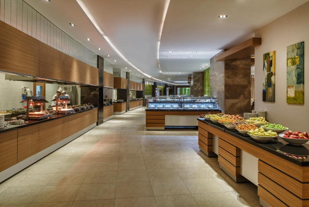 Aska Lara Resort & Spa bufete ar plašu ēdienu izvēli un augļiem