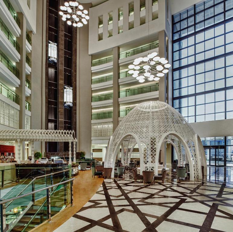 Aska Lara Resort & Spa greznā un modernā vestibilā ar dekoratīvo kupolu.