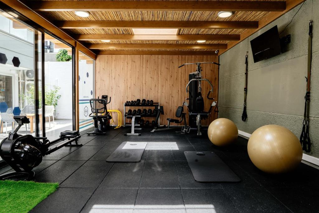 Mūsdienīgs trenažieru zāle Infinity Blue Boutique ar dažādām iekārtām.