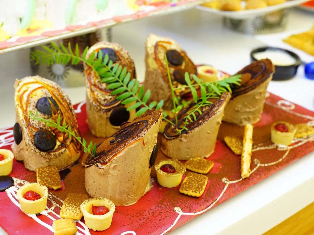 Dekoratīvs deserts ar šokolādes krēmu un augļiem Blue Dreams Resort & Spa