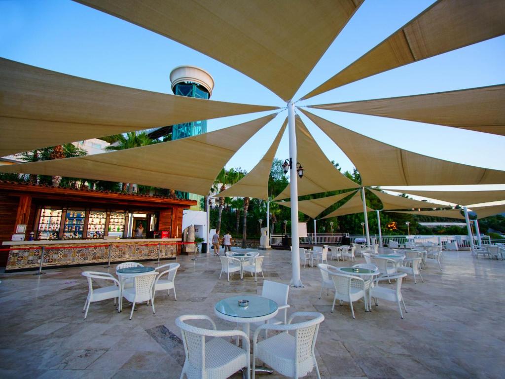 Blue Dreams Resort & Spa āra bārs ar plašu terasi un saulessargiem