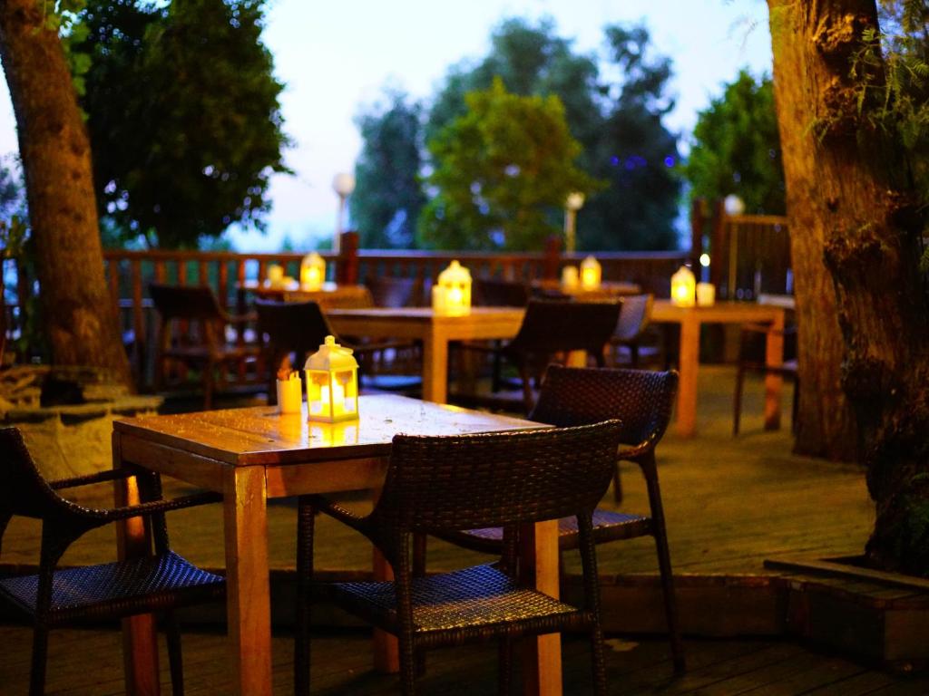 Romantiska vakara atmosfēra pie Blue Dreams Resort & Spa restorāna