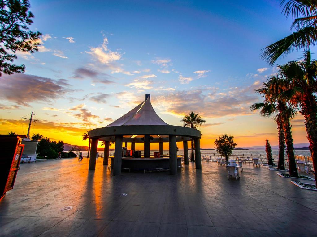 Saulriets pie Blue Dreams Resort & Spa ar palmām un terasi