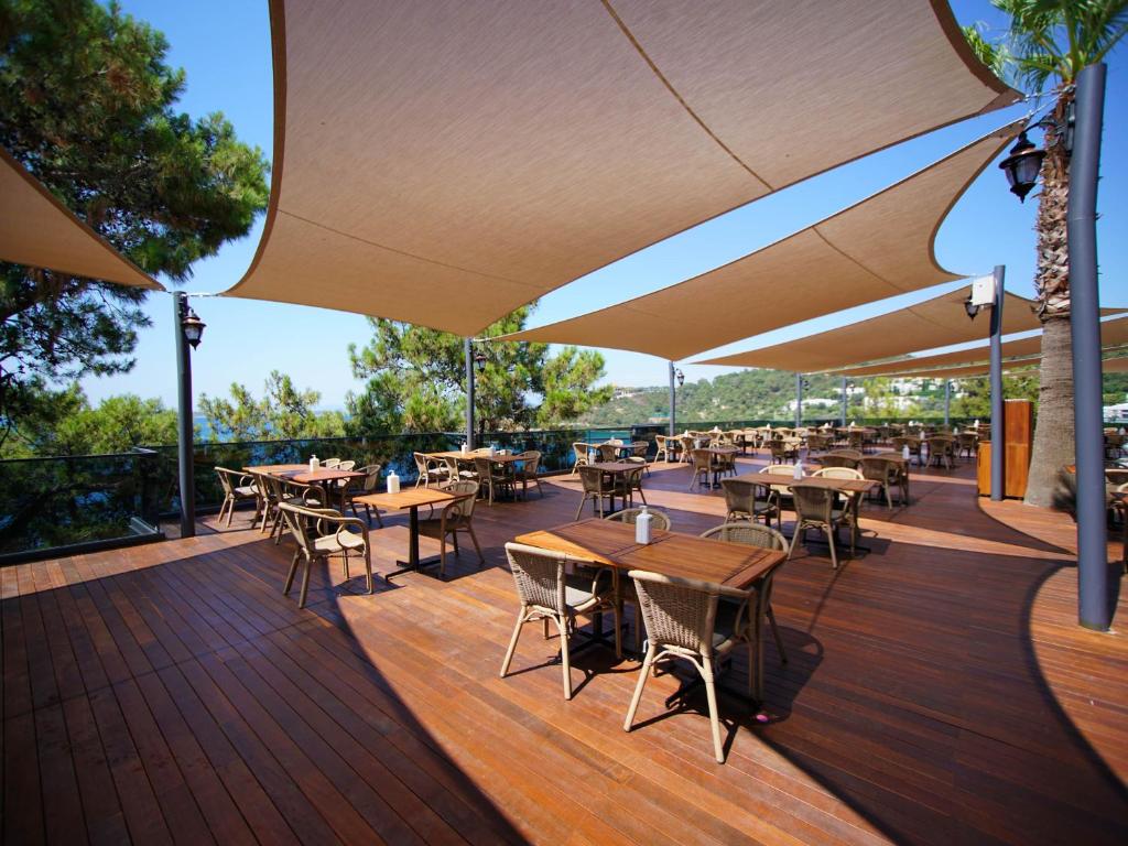 Āra terase pie Blue Dreams Resort & Spa ar ērtām mēbelēm un saulessargiem.