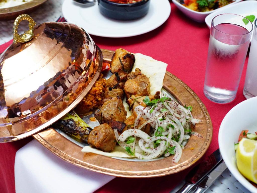 Gards ēdiens uz galda pie Blue Dreams Resort & Spa, ar gaļas un dārzeņu šķīvi.