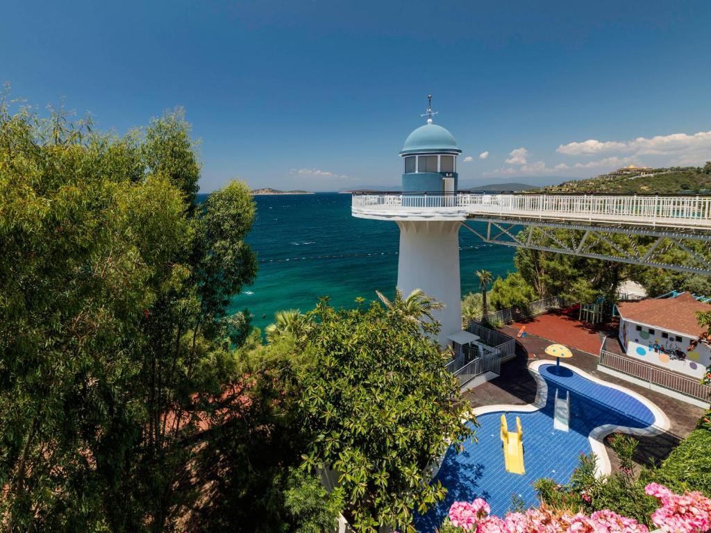 Skats uz Blue Dreams Resort & Spa piekrasti ar peldbaseinu un torni