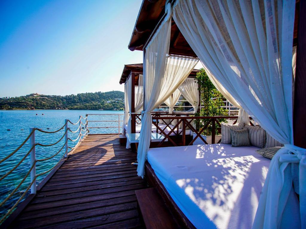 Relaksējoša atpūtas zona pie ūdens Blue Dreams Resort & Spa