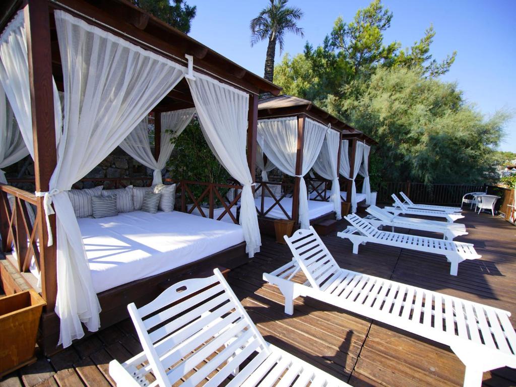 Lieliska atpūtas zona pie Blue Dreams Resort & Spa ar gultām un sauļošanās krēsliem.