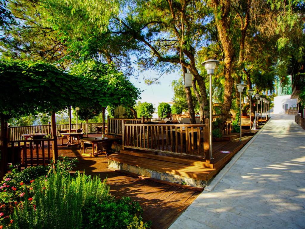 Pastaiga pa dārzu pie Blue Dreams Resort & Spa ar koka terasēm un ziediem.