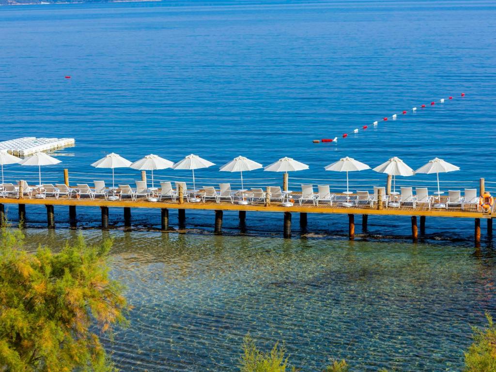 Blue Dreams Resort & Spa piekrastes terase ar sauļošanās krēsliem un saulessargiem