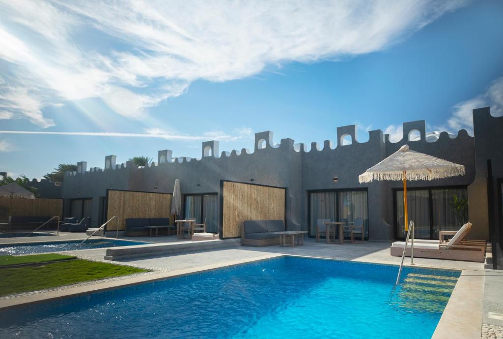 Sunrise Tucana Resort piekrastes numuri ar baseinu un saulessargiem.