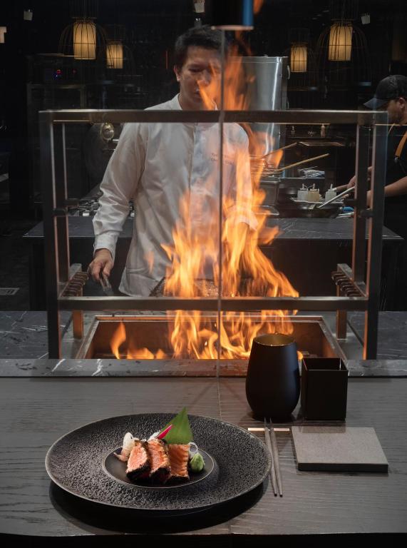 Kulinārijas šovs LUX* Grand Baie ar šefpavāru un liesmām