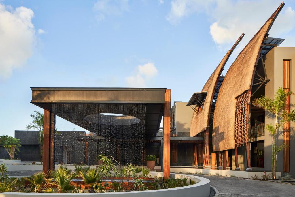 Modernā arhitektūra pie LUX* Grand Baie viesnīcas ar unikāliem jumtiem.