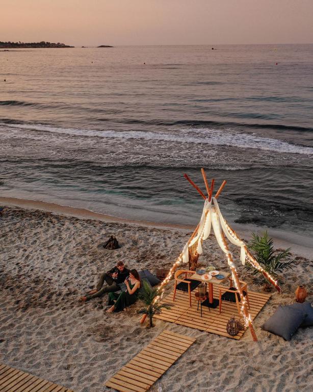 Romantiska vakariņas pie jūras pie Infinity Blue Boutique