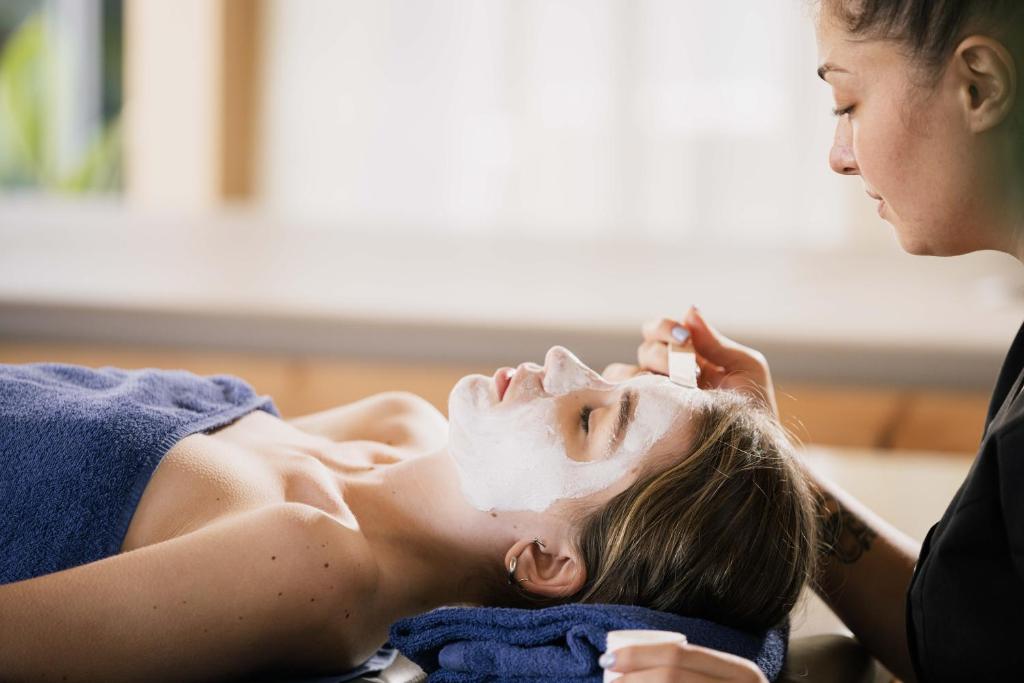 Sieviete saņem sejas procedūru Infinity Blue Boutique