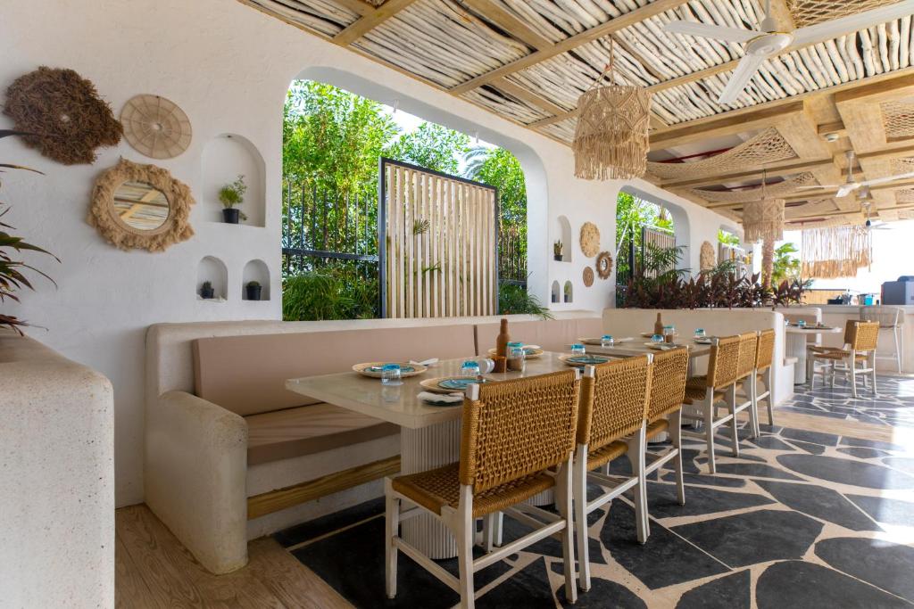 Moderns restorāns Sunrise Tucana Resort ar elegantām mēbelēm un dekoratīviem elementiem.