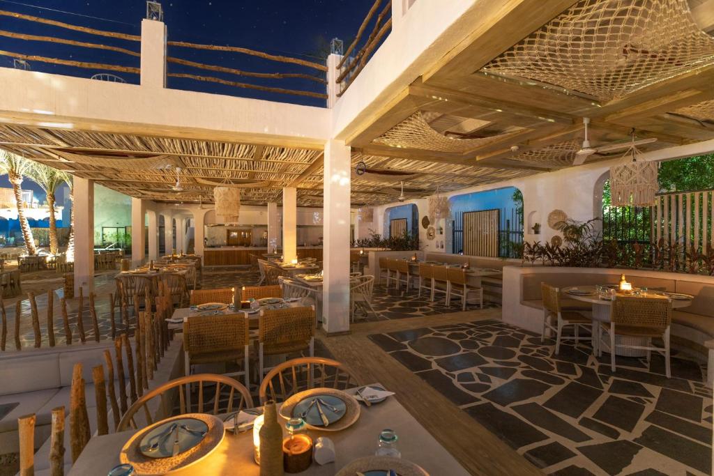 Viesnīcas Sunrise Tucana Resort restorāns ar mūsdienīgu dizainu un romantisku apgaismojumu