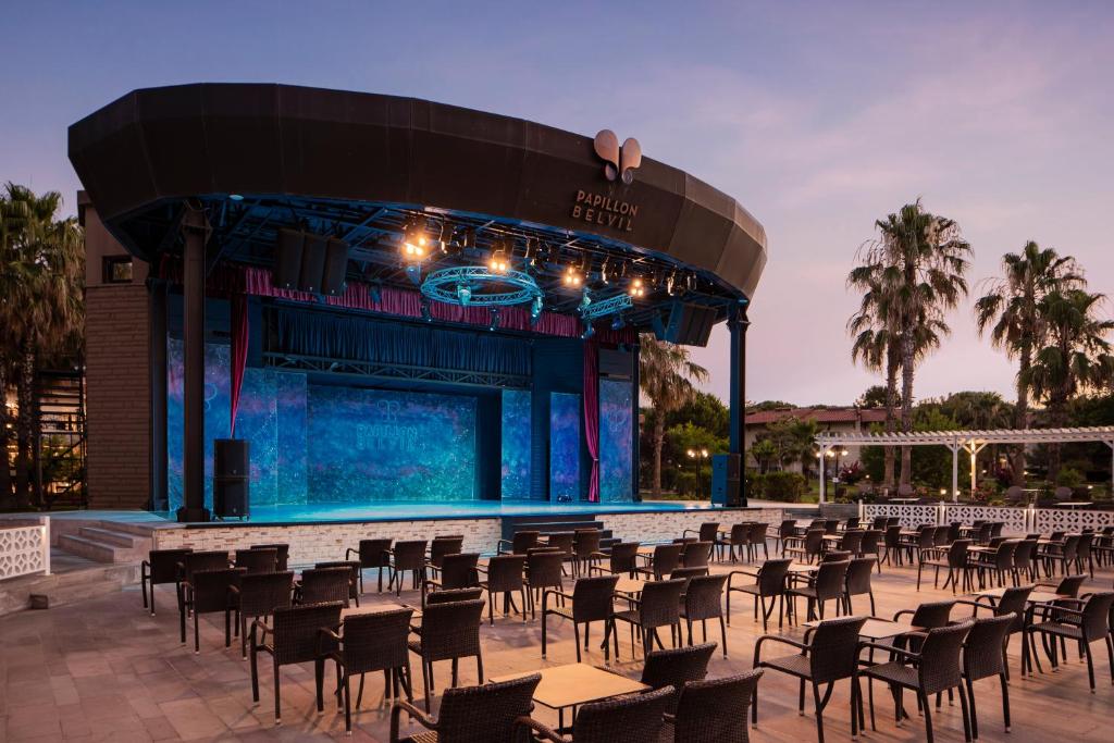 Papillon Belvil āra skatuve ar krēsliem piekrastē