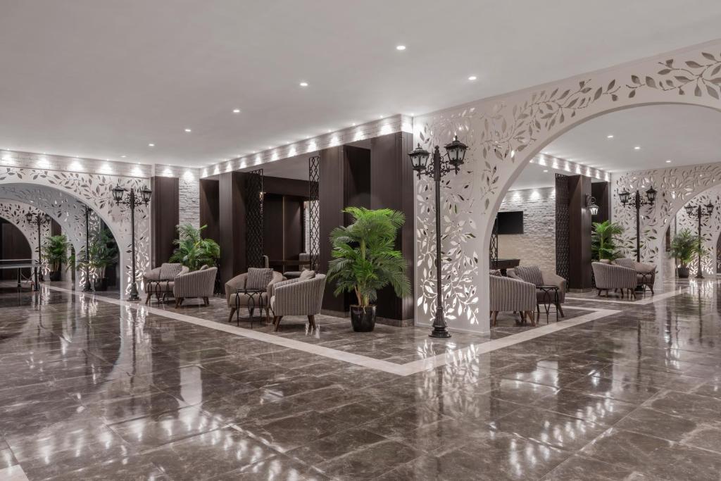 Papillon Belvil elegantā un moderna uzņemšanas zona ar dekoratīvām arām.