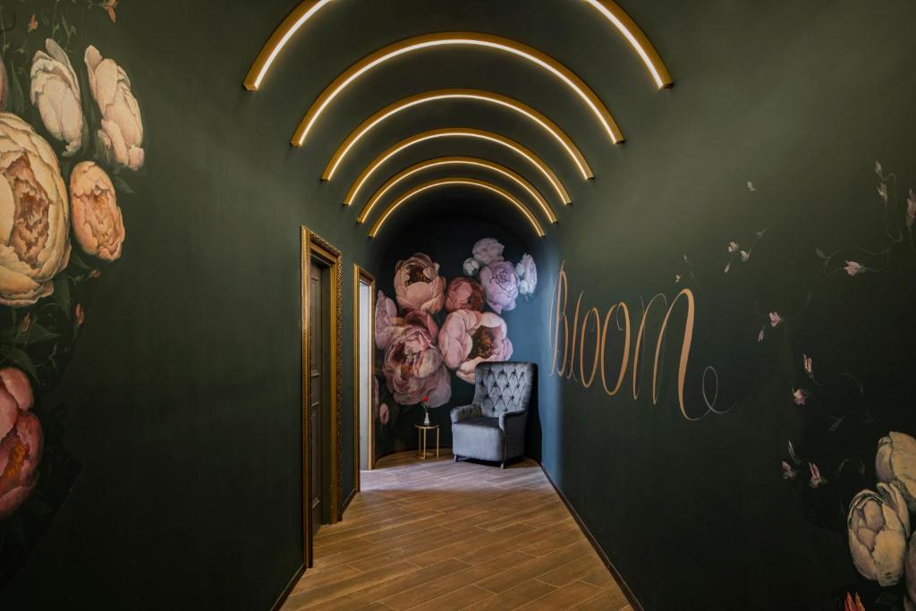 Moderns koridors ar ziedu sienu apdari viesnīcā Papillon Belvil