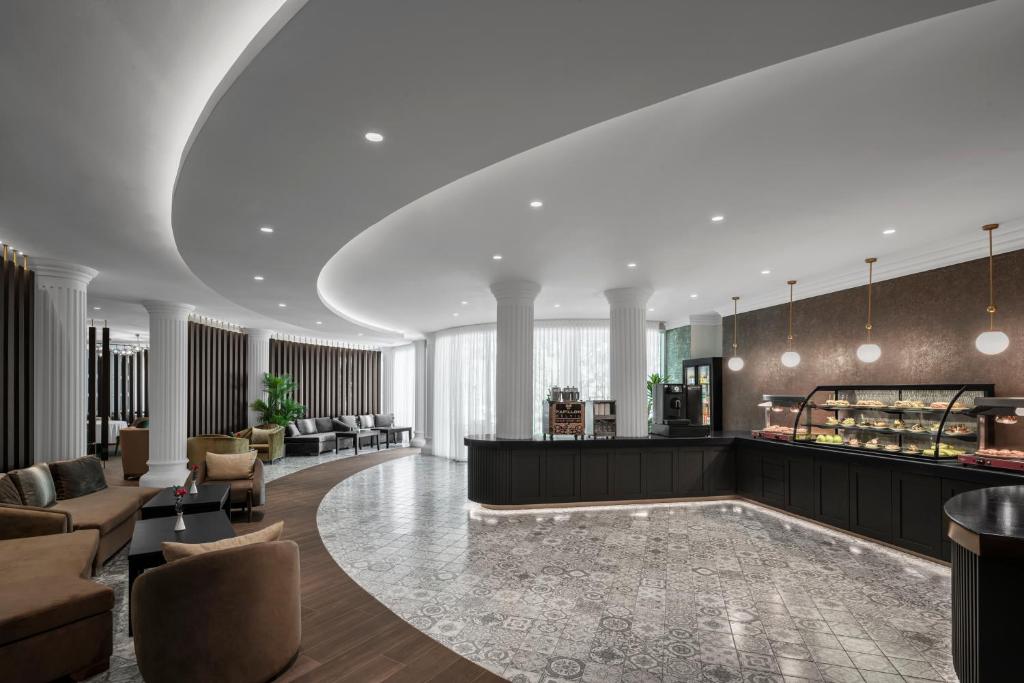 Moderns viesnīcas interjers ar kafejnīcu Papillon Belvil