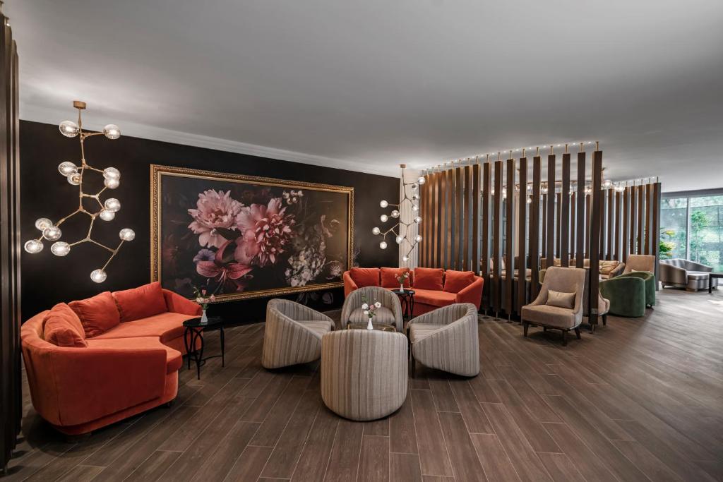 Mūsdienīgs viesnīcas interjers ar krāsainām mēbelēm un māksliniecisku apgaismojumu, Papillon Belvil.