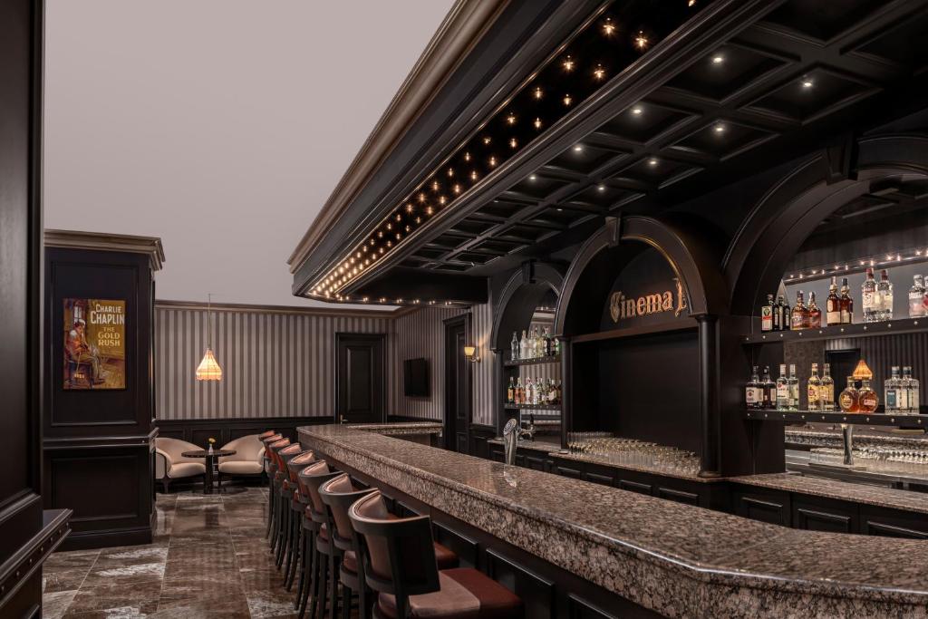 Elegantais bārs Papillon Belvil ar marmora leti un greznām dekorācijām.