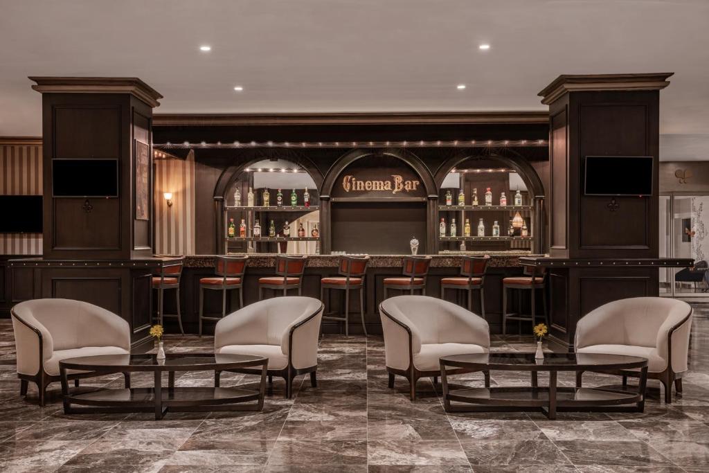 Cinemas bārs ar elegantiem krēsliem un plašu dzērienu izvēli, Papillon Belvil.