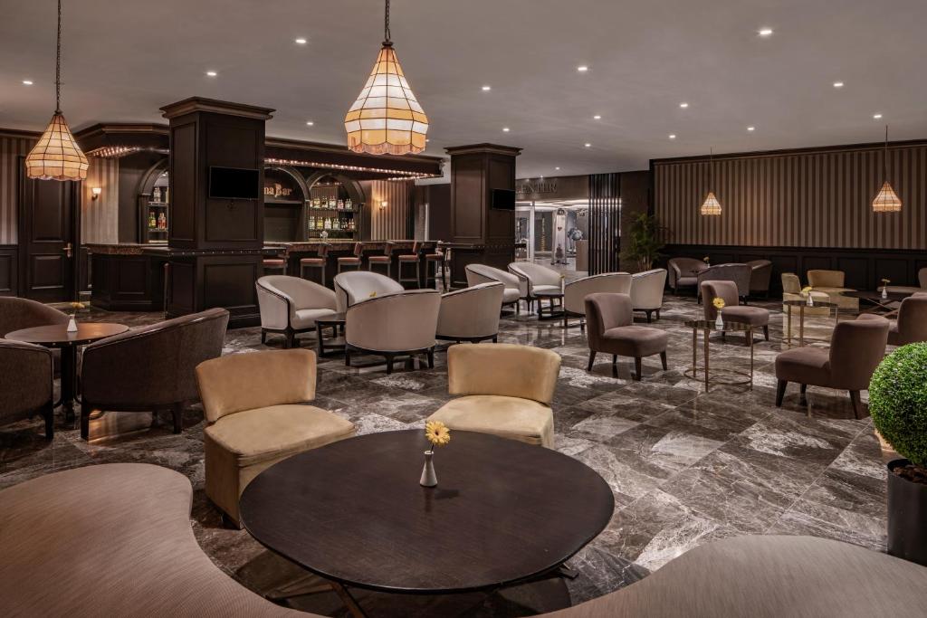 Eleganta bāra zona viesnīcā Papillon Belvil ar mūsdienīgu interjeru.