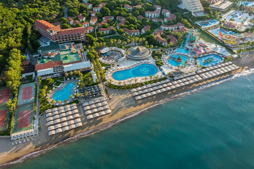 Papillon Belvil viesnīcas baseini un pludmale piekrastē