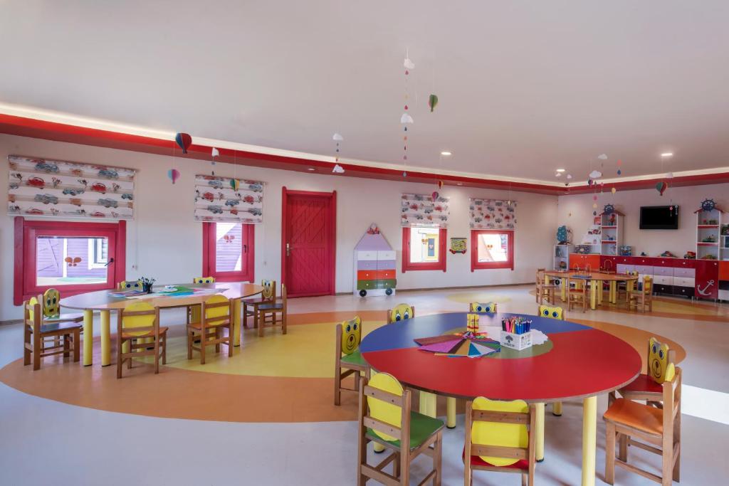 Bērnu istaba viesnīcā Papillon Belvil ar krāsainām mēbelēm un rotaļlietām.