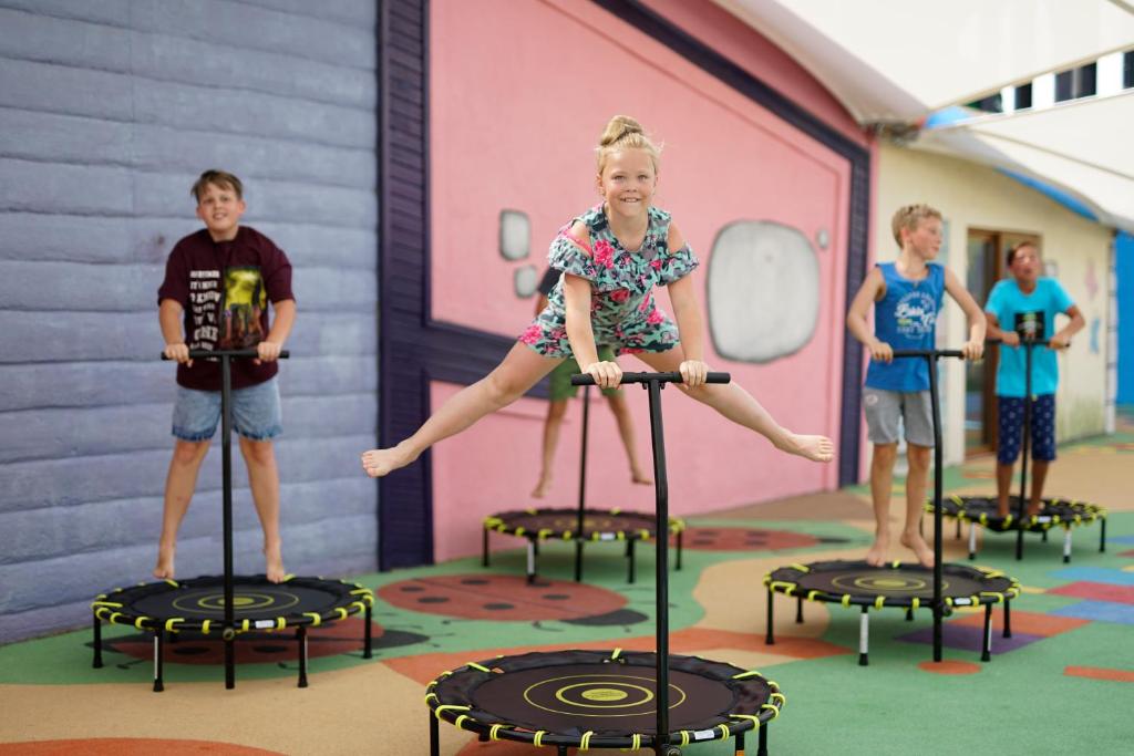 Bērni izklaidējas uz trampolīniem Papillon Belvil