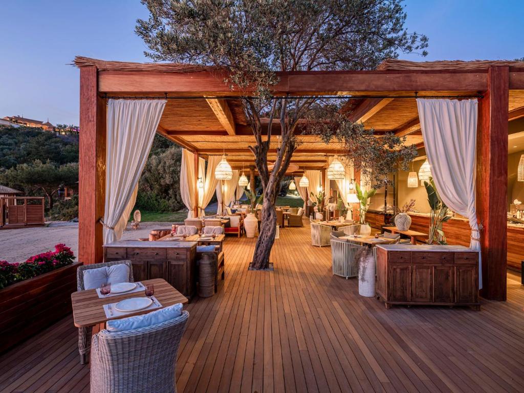 Rixos Premium Bodrum restorāns ar elegantu terasi un dabu apkārt
