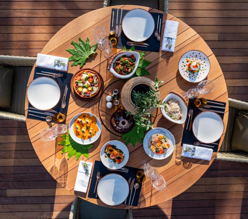 Vietas Rixos Premium Bodrum galda klāšana ar dažādiem ēdieniem.