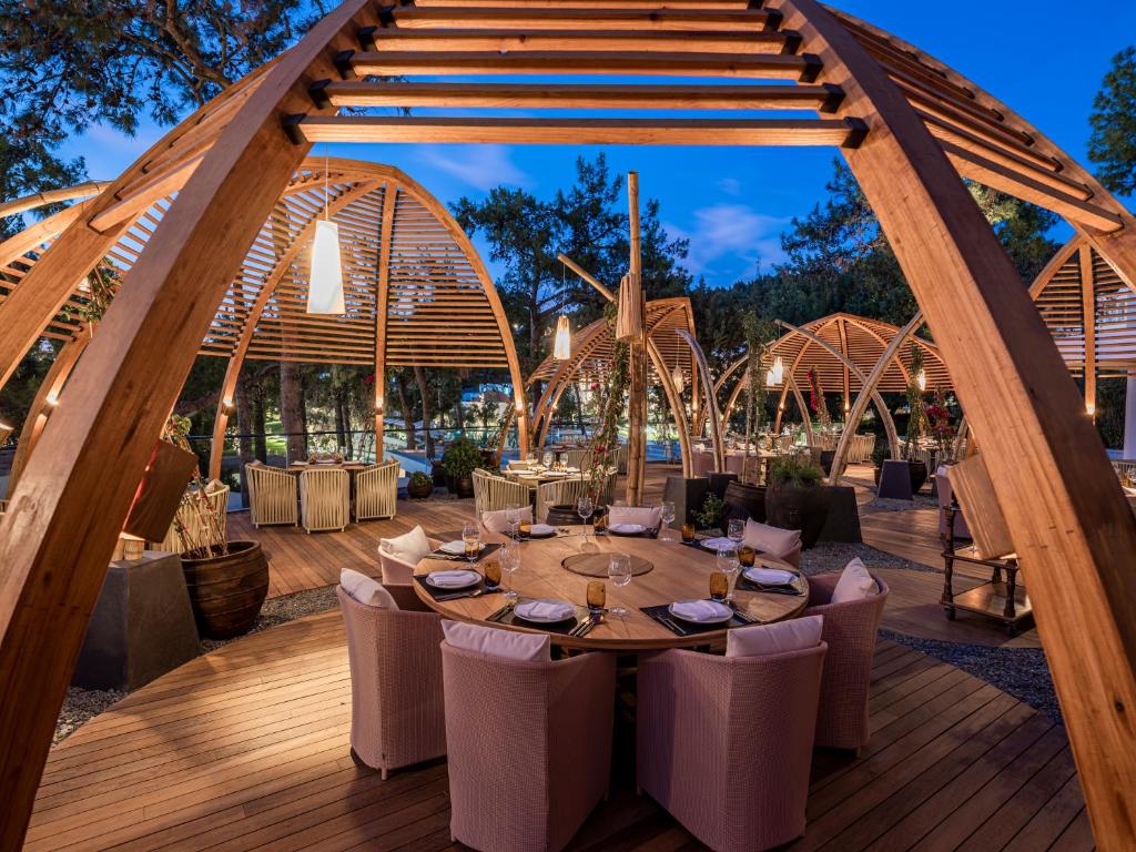 Elegantā terase Rixos Premium Bodrum ar koka konstrukcijām un romantisku apgaismojumu.