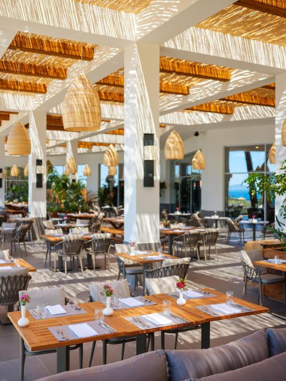 Rixos Premium Bodrum restorāns ar modernu interjeru un brīvā dabā