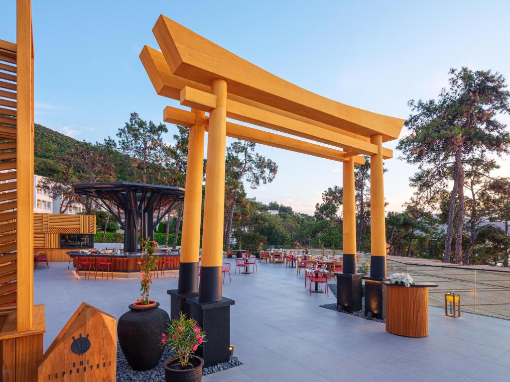 Rixos Premium Bodrum restorāna ieeja ar tradicionālo torii vārtiem