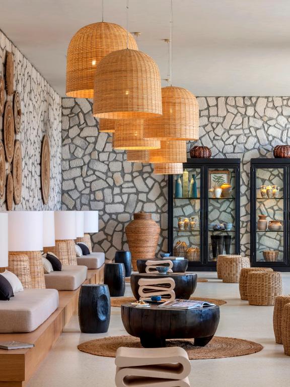Rixos Premium Bodrum stilīgs un mūsdienīgs viesnīcas interjers ar rotangpalmas lampām.