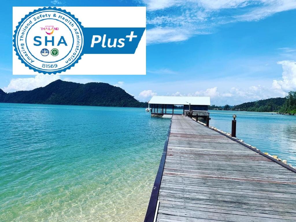 Moli pie The Aiyapura Koh Chang Resort piekrastē ar skatu uz kalniem.