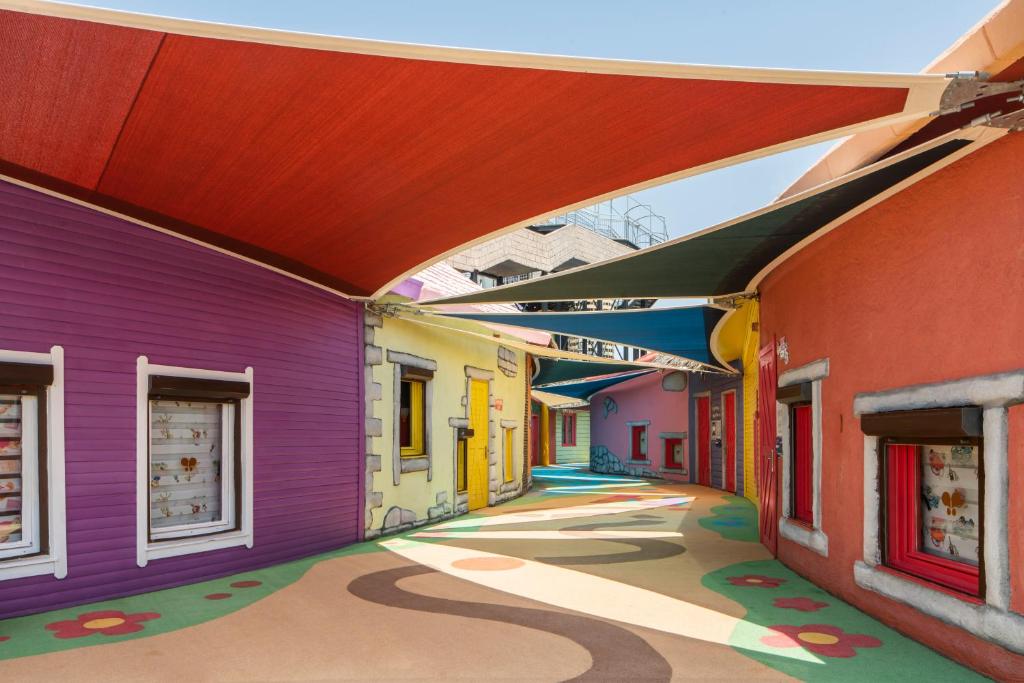 Krāsaina gājēju zona viesnīcā Papillon Belvil ar saulessargiem.