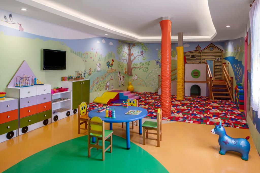 Bērnu rotaļu istaba viesnīcā Papillon Belvil, krāsaini un jautri elementi.