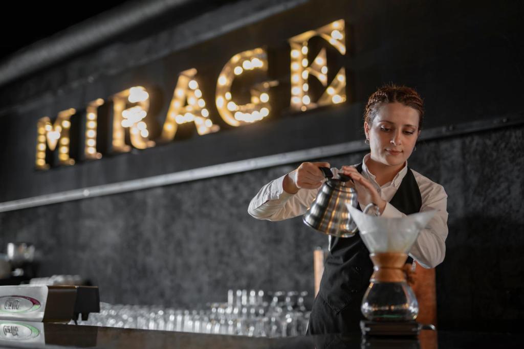 Bārmenis sagatavo dzērienus viesnīcā Mirage.