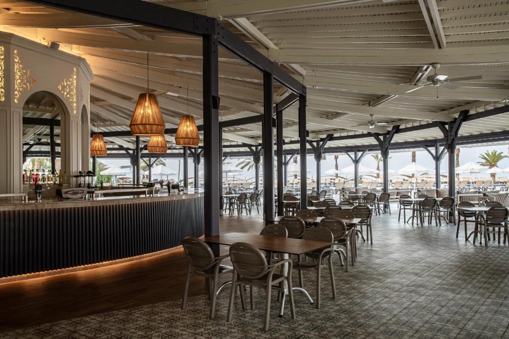 Papillon Belvil bārs ar skatu uz piekrasti un ērtām sēdvietām