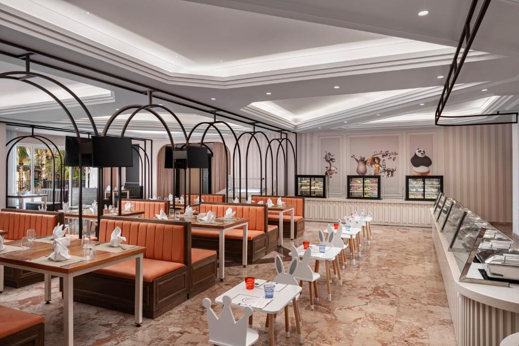 Restorāns viesnīcā Papillon Belvil ar modernu interjeru un ērtām vietām.