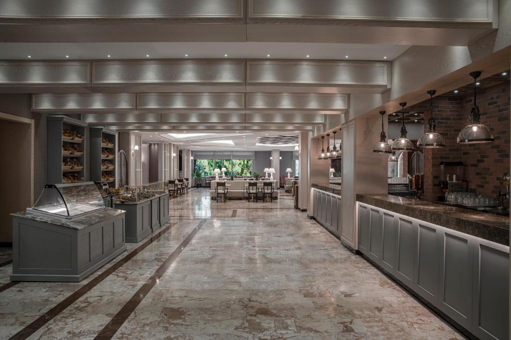 Papillon Belvil restorāns ar elegantām interjera detaļām