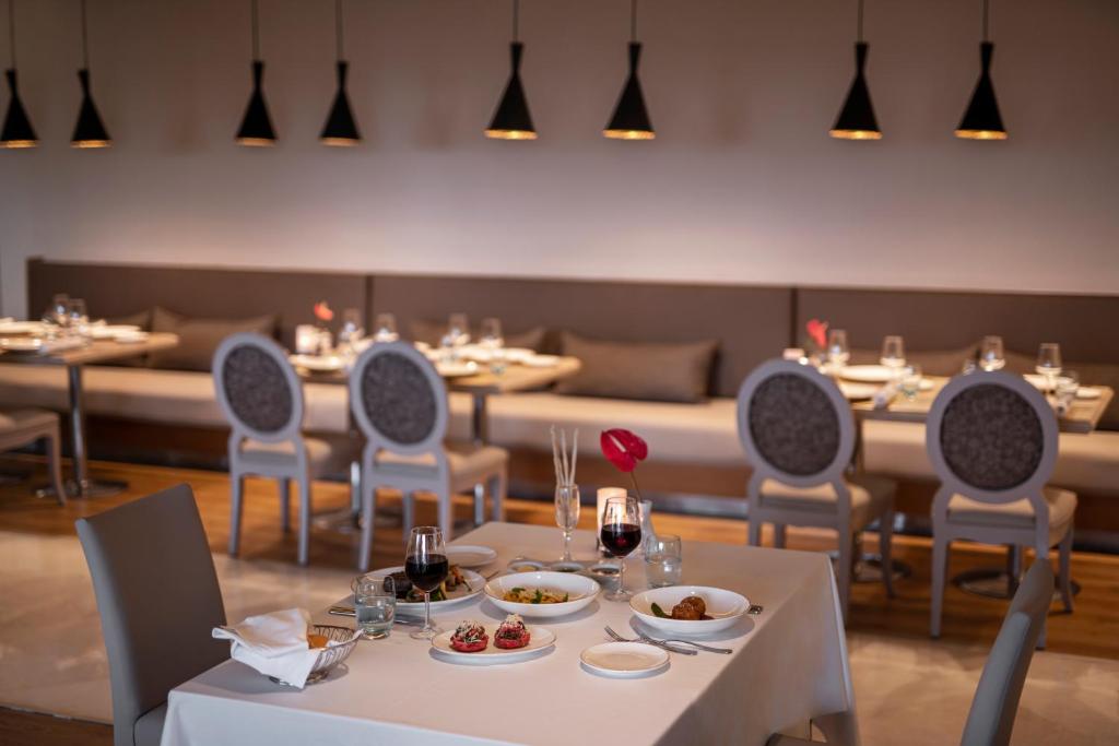 Elegants restorāns viesnīcā Papillon Ayscha ar gourmet ēdieniem.