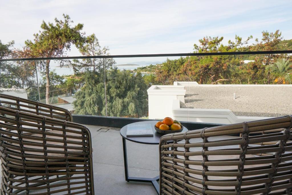 Skats no terases pie Rixos Premium Bodrum ar augļiem uz galda.