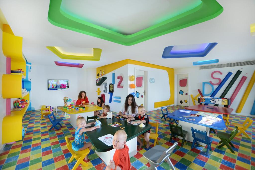 Bērnu rotaļu telpa Albatros Aqua Blu Resort ar krāsainām mēbelēm.